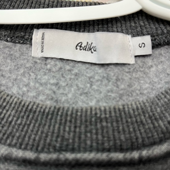 Short drawstring sweatshirt. Size small. Very soft. - Picture 2 of 4